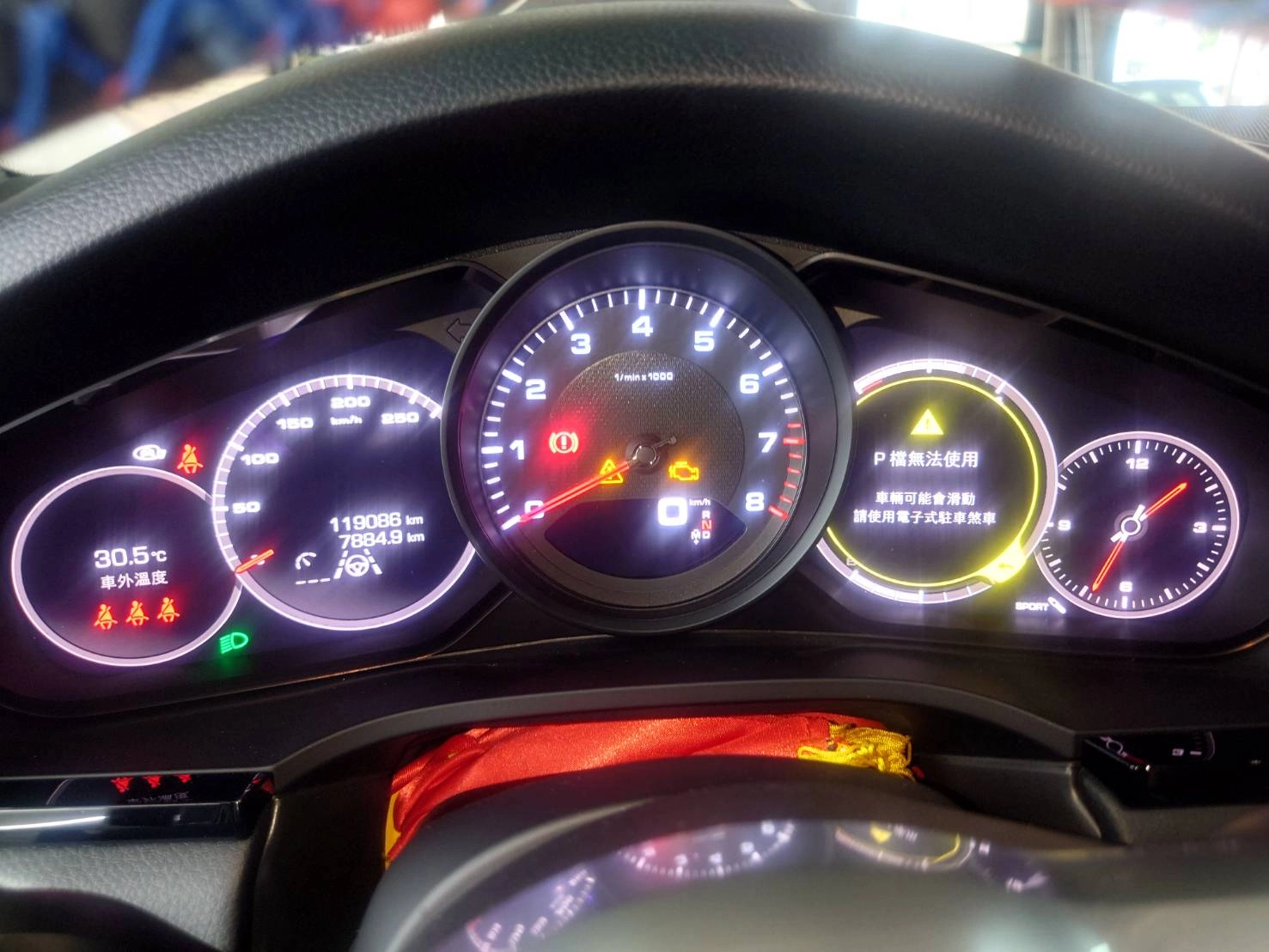 Cayenne E3 儀表顯示 P 檔無法使用、車輛可能會滑動的警告