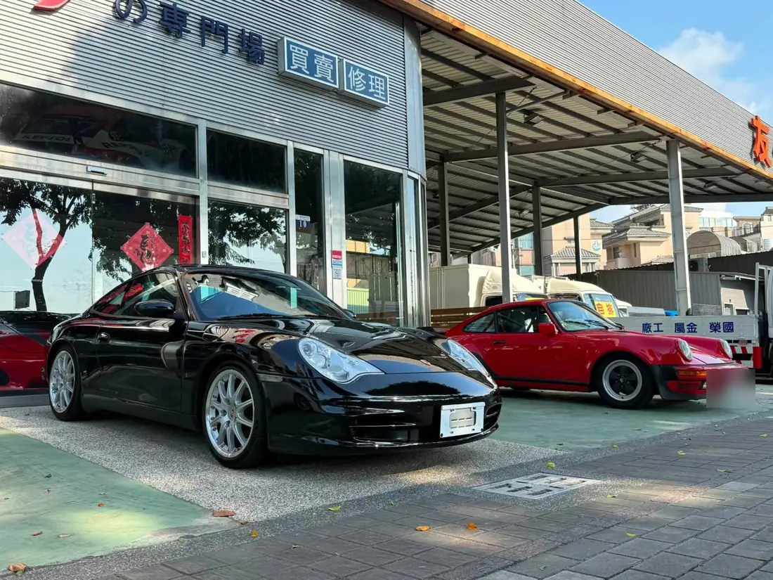 黑色 996.2 911 Carrera 停在速必威 911 專門場門口