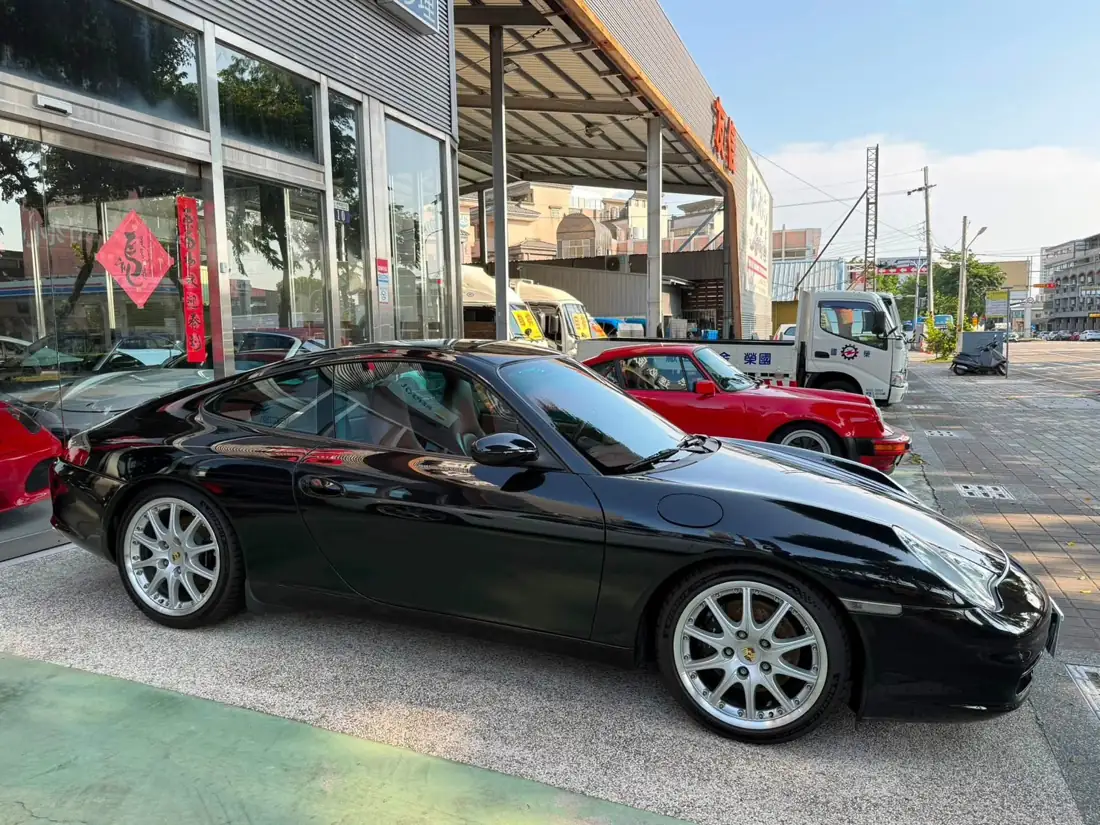 黑色 996.2 911 Carrera 側面車身與銀色輪圈
