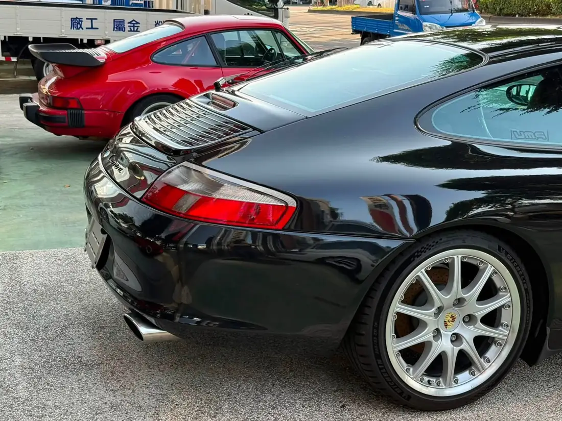 黑色 996.2 911 Carrera 車尾側後方與尾燈