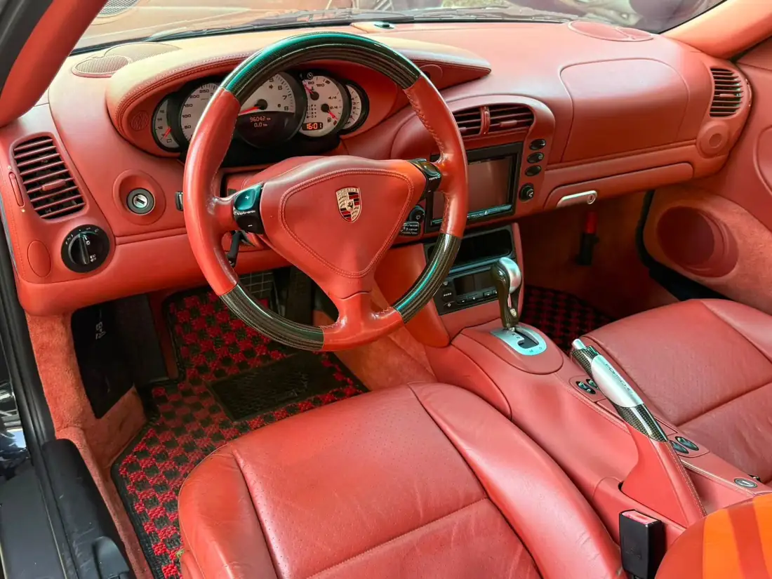 996.2 911 Carrera 紅色皮革儀表台與方向盤