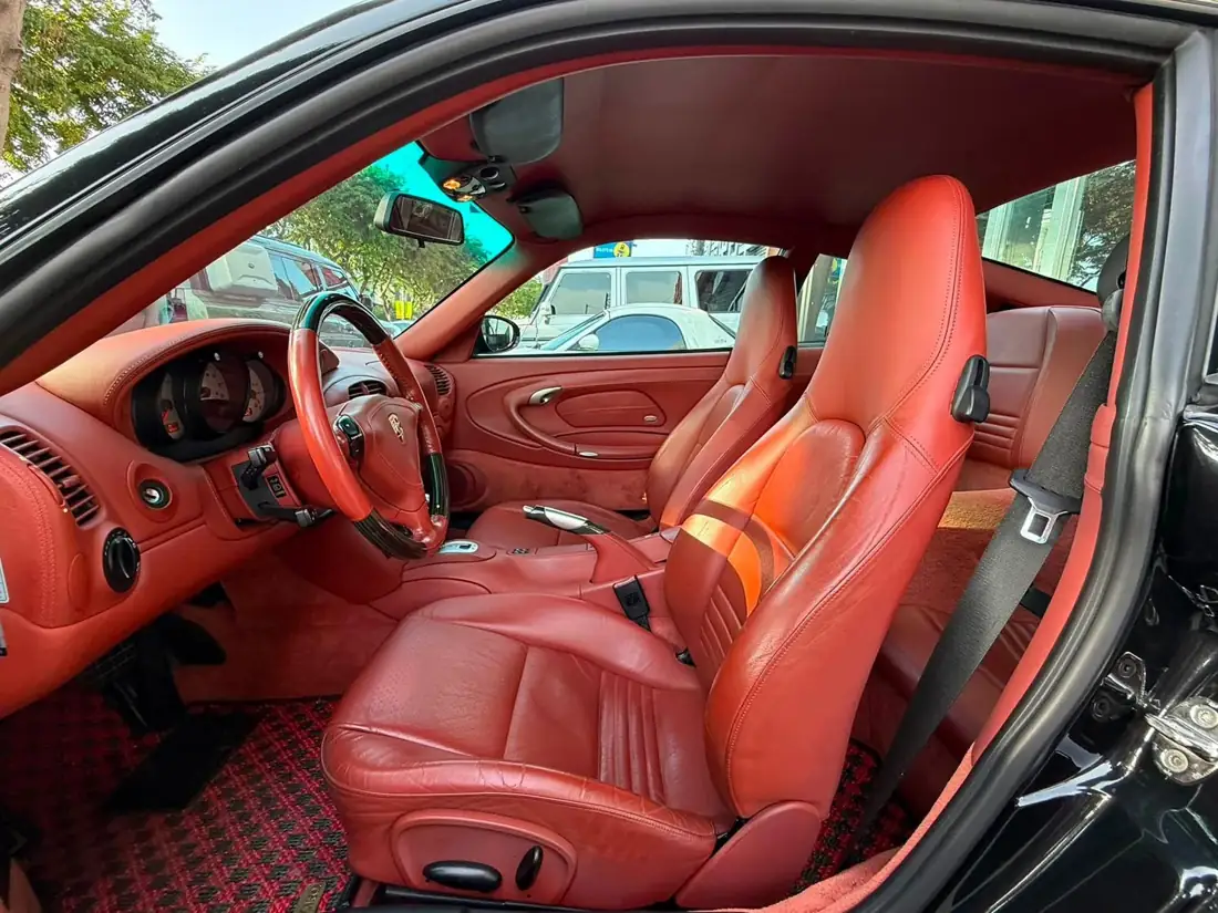 996.2 911 Carrera 紅色皮革前座與車門內裝