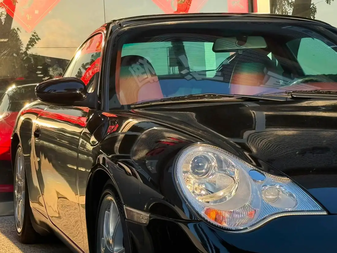 996.2 911 Carrera 向 Turbo 看齊的頭燈造型近拍
