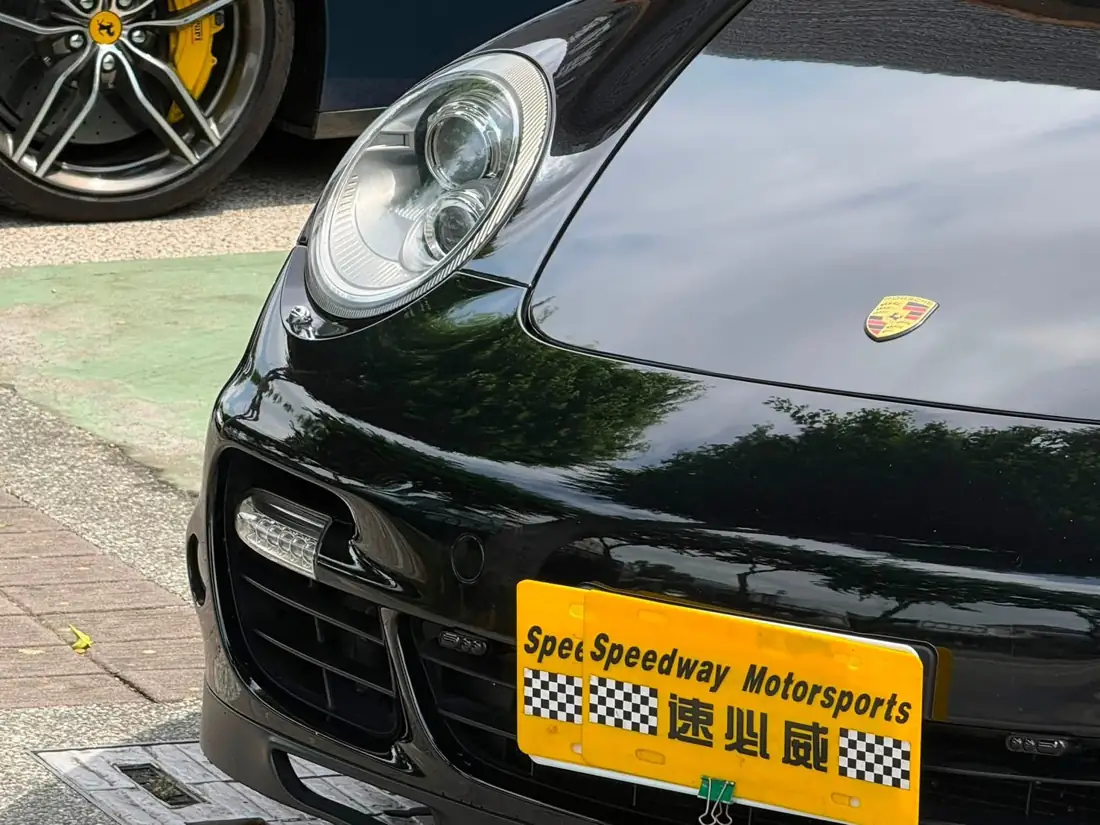 黑色 997.2 911 Turbo S 車頭與速必威車商牌