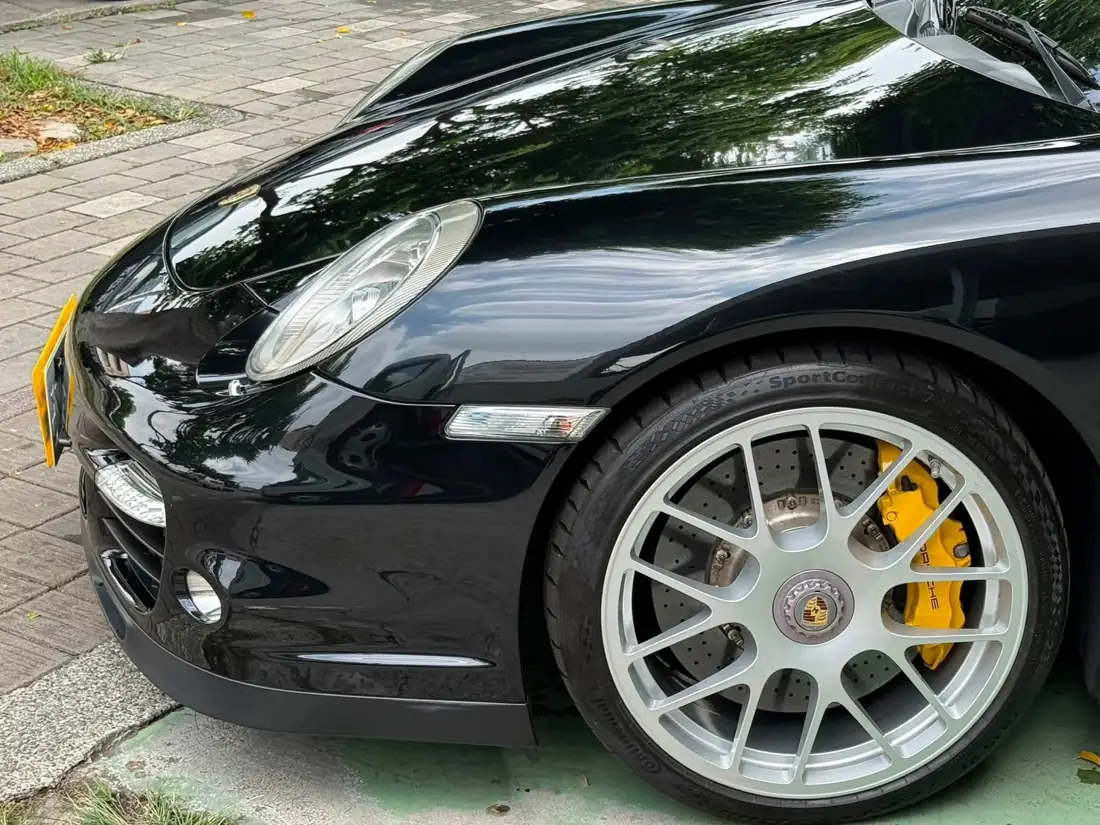 997.2 911 Turbo S 前輪打孔碟盤與黃色 PCCB 卡鉗