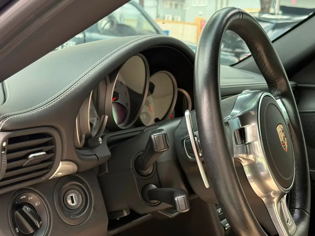 997.2 911 Turbo S 方向盤與五環儀表，黑色皮革內裝