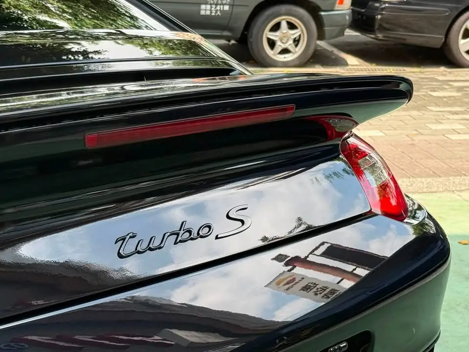 997.2 911 Turbo S 車尾 turbo S 字樣與升起的尾翼