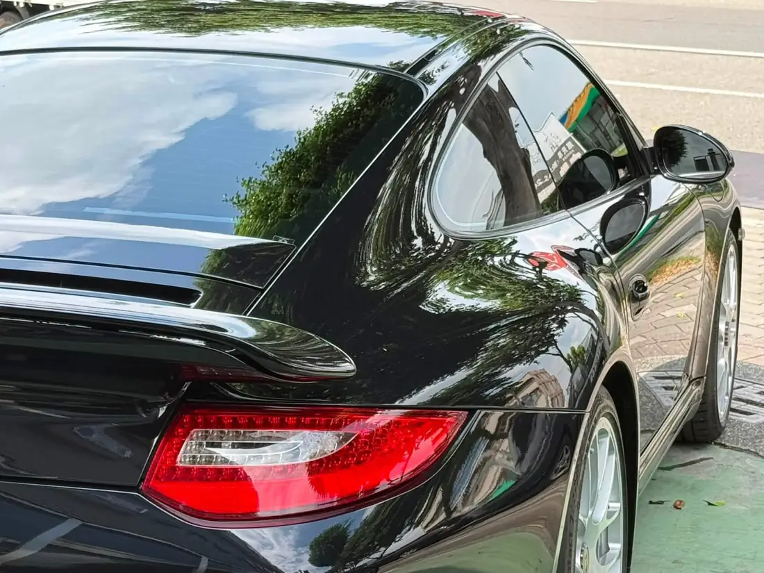 黑色 997.2 911 Turbo S 車尾側後方與 LED 尾燈