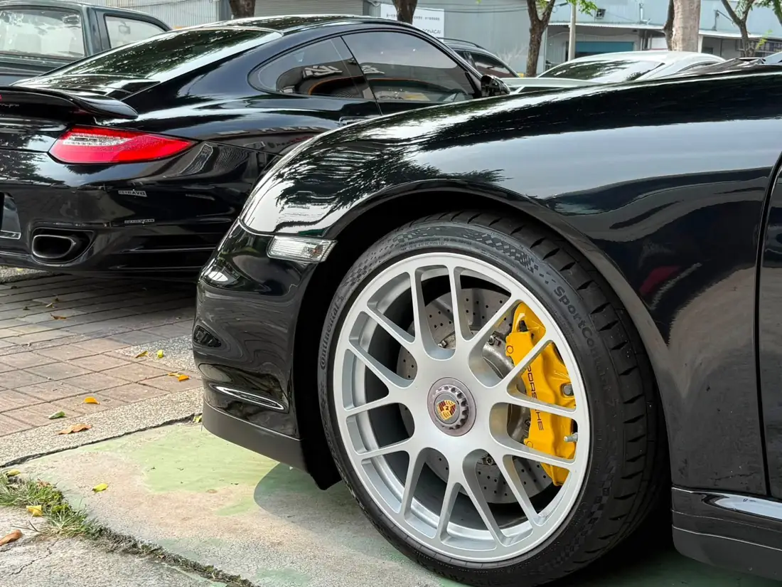 997.2 911 Turbo S 白色單孔式輪圈與 PCCB 黃色卡鉗