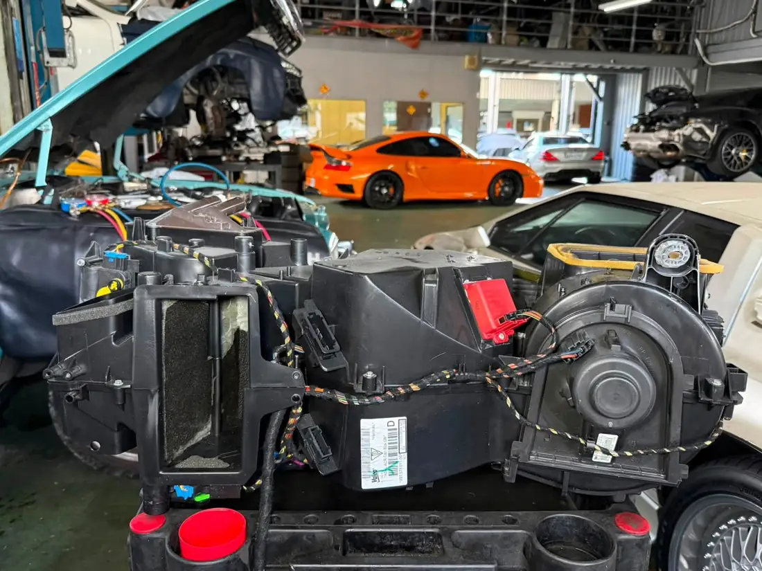 997.2 Carrera 拆下車外的 Valeo 冷氣風箱總成放在工作架上