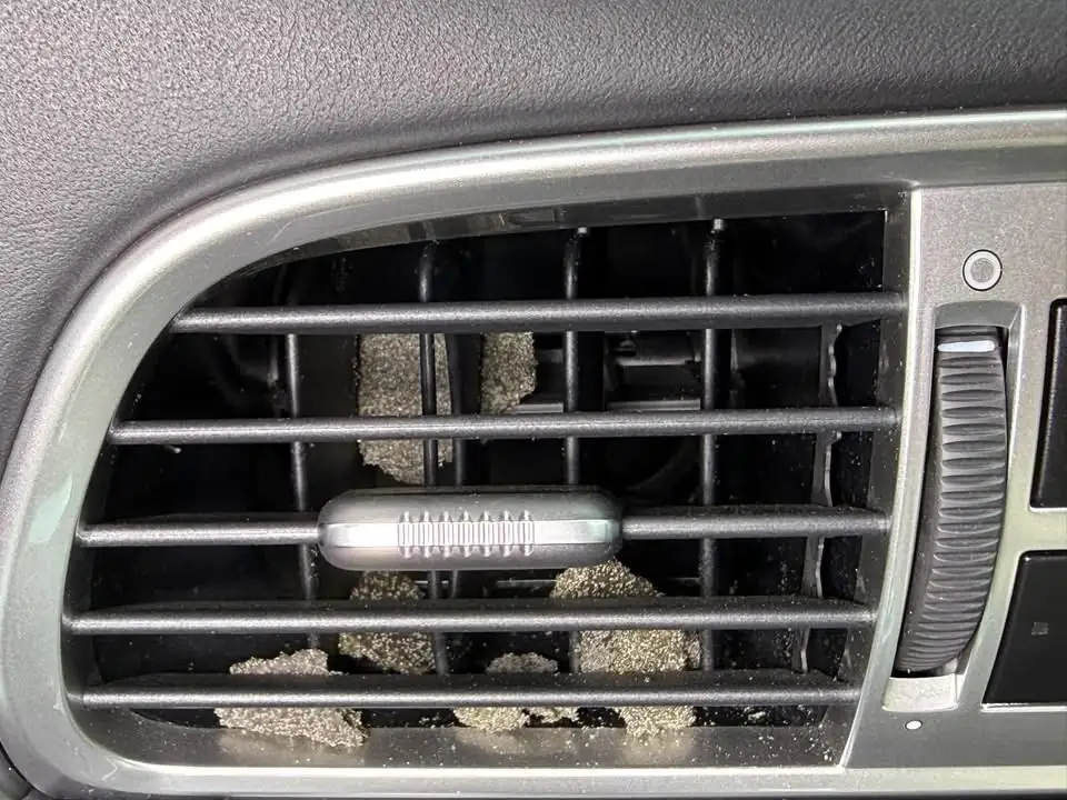 997.2 Carrera 冷氣出風口格柵卡著灰色海綿碎屑