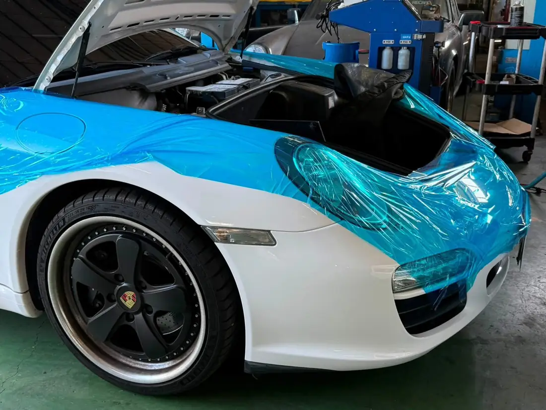 白色 997.2 Carrera 車頭貼上藍色保護膜、前蓋開啟準備施工