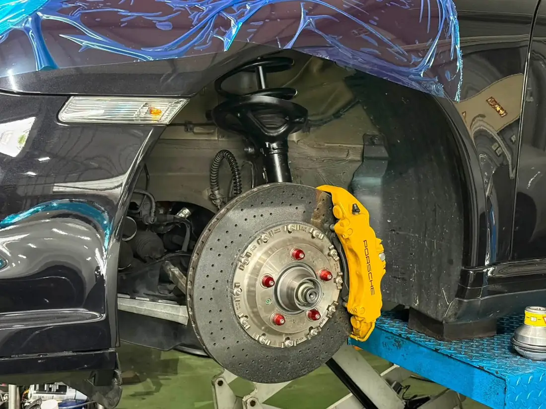 997.2 Turbo S 前輪避震器與煞車裝回後近拍，黃色 PORSCHE 卡鉗