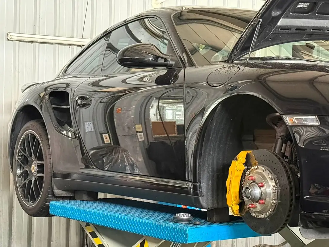 黑色 997.2 911 Turbo S 架上速必威舉升機拆下前輪準備底盤檢查