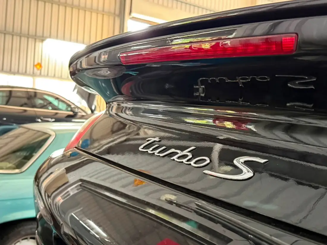 速必威維修中的 Porsche 997.2 911 Turbo S 車尾 turbo S 字樣