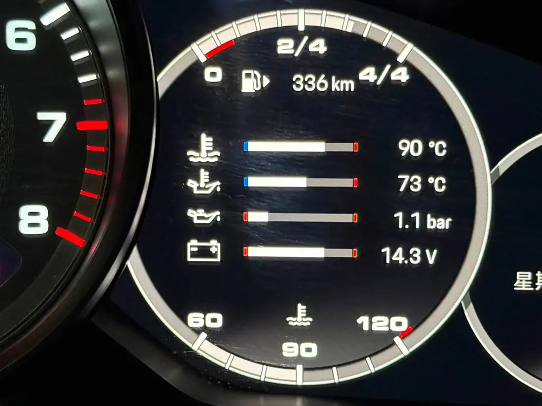 Cayenne E3 儀表資訊頁顯示電瓶電壓 14.3V
