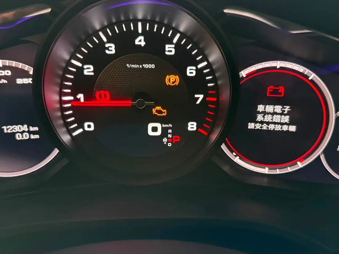 Cayenne E3 儀表里程 12304 公里與車輛電子系統錯誤警告