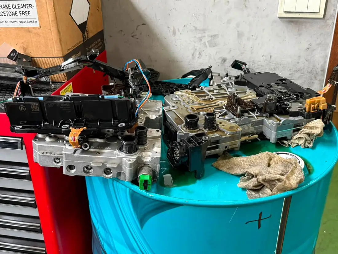 工作台上並排的兩組 ZF 閥體
