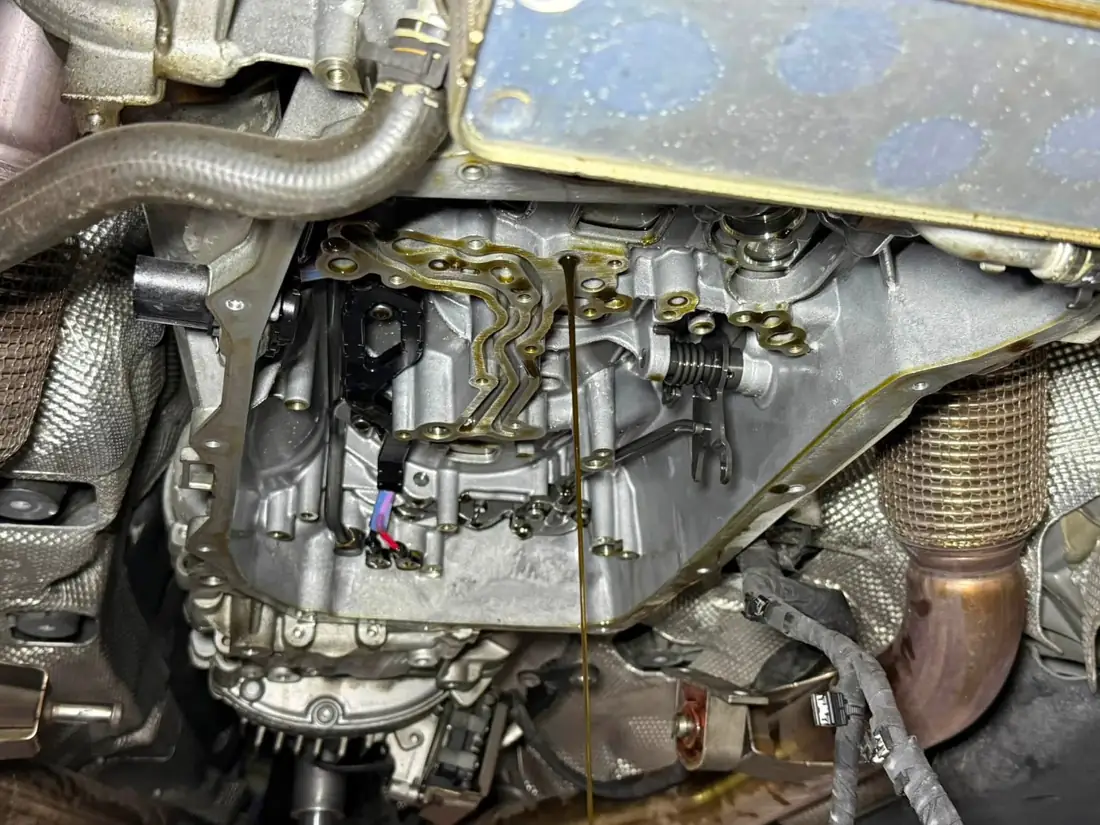 Cayenne E3 卸下油底殼後，車底露出變速箱閥體