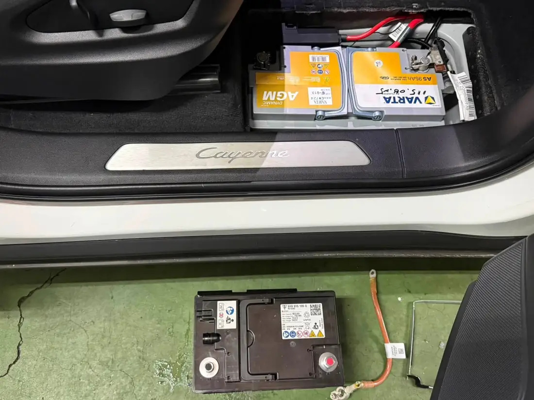 Cayenne E3 電瓶槽換上 VARTA AGM 電瓶與地上拆下的原廠電池